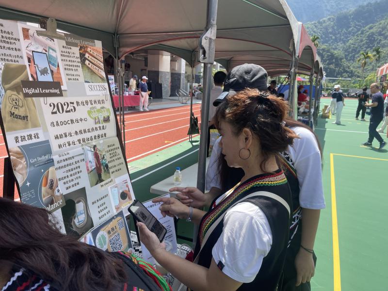 信義DOC於雙龍國小操場啟用活動設攤，展示電繡、雷雕與數位貼紙，推廣防詐與親職管理知識，並透過布農文化闖關與編織卡，讓數位學習融合文化教育。