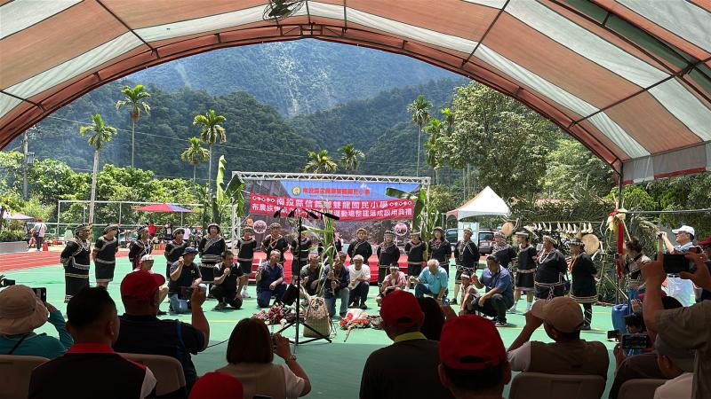 雙龍國小多年無合法跑道，縣長許淑華任內成功爭取經費新建，全村共襄盛舉，結合校慶與射耳祭，展現地方團結與文化傳承。