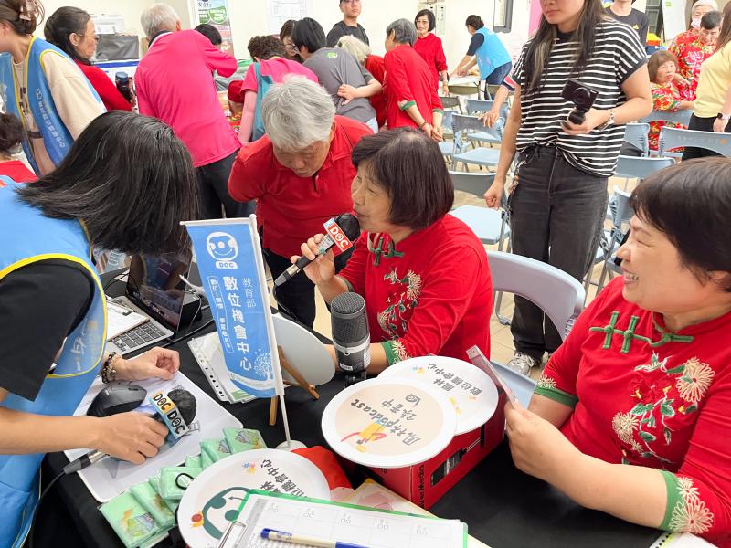 利用專業的錄音設備來給民眾體驗Podcast的魅力。