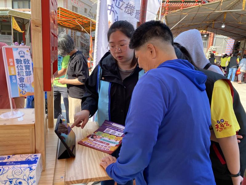 湖西DOC社區志工參與，詳細傳達雲端發票的使用。