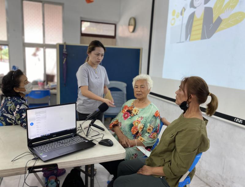 邀請利媽媽和社區年輕媽媽來錄製東排灣族語的單字和句子。