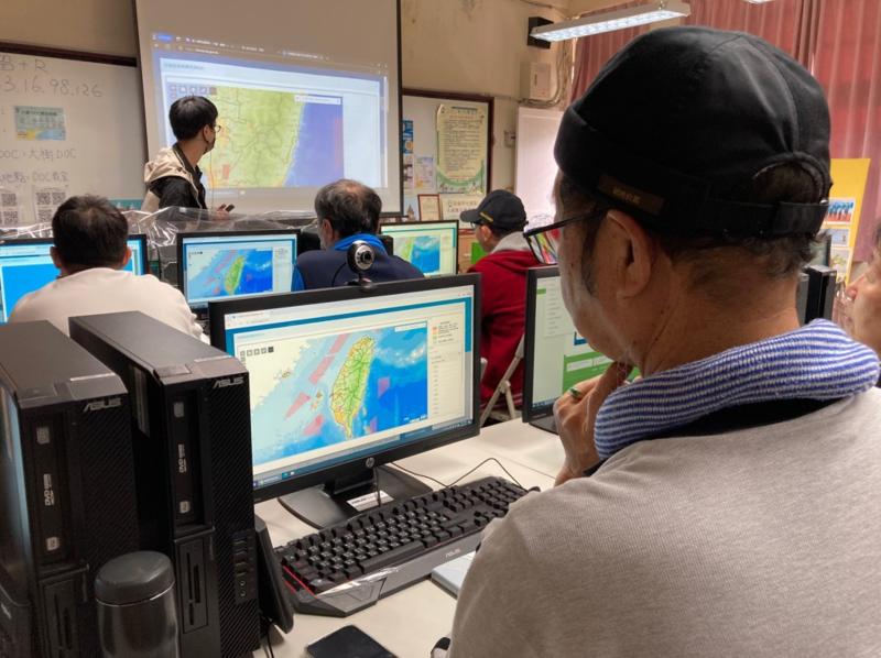 大樹DOC使用捐贈電腦帶領學員查詢空拍場域資訊