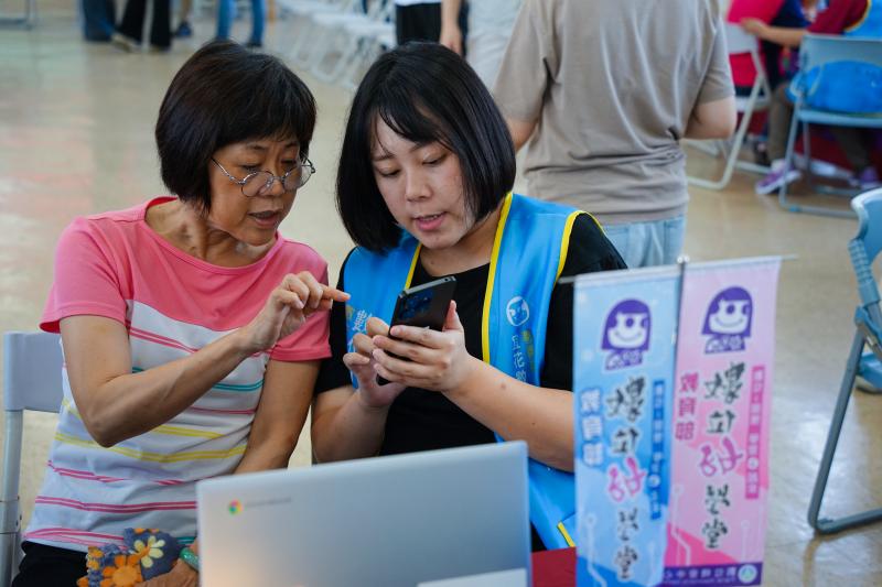 示範性櫃台服務前來諮詢的民眾處理數位問題