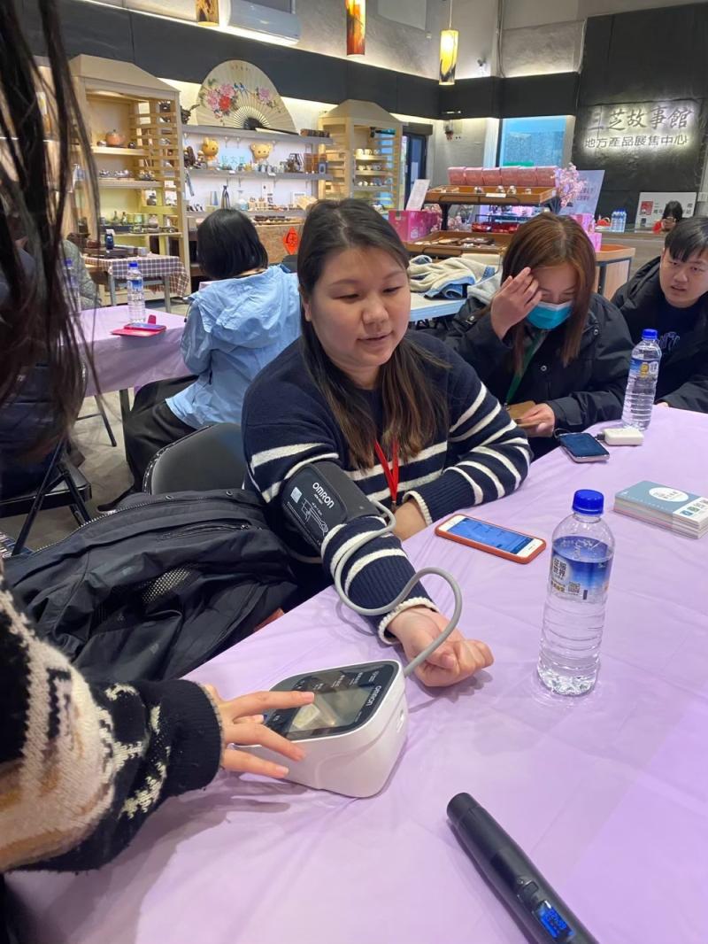 示範健康設備增加與民眾互動