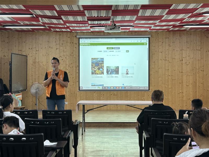 活動當天,許多家長帶著孩子熱情參與現場的活動,許多家長對「AI圖像製作」很有興趣.