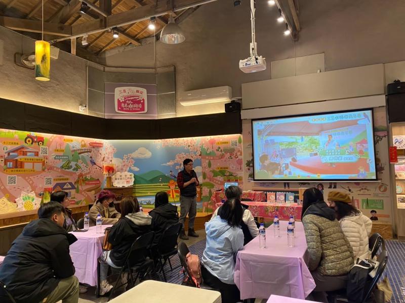 二號倉庫創辦人江玉誠和大家分享地方創生的故事經驗。