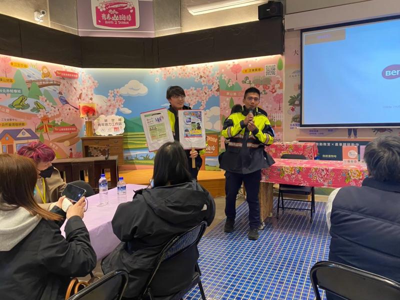 邀請派出所警員示範宣導反詐騙