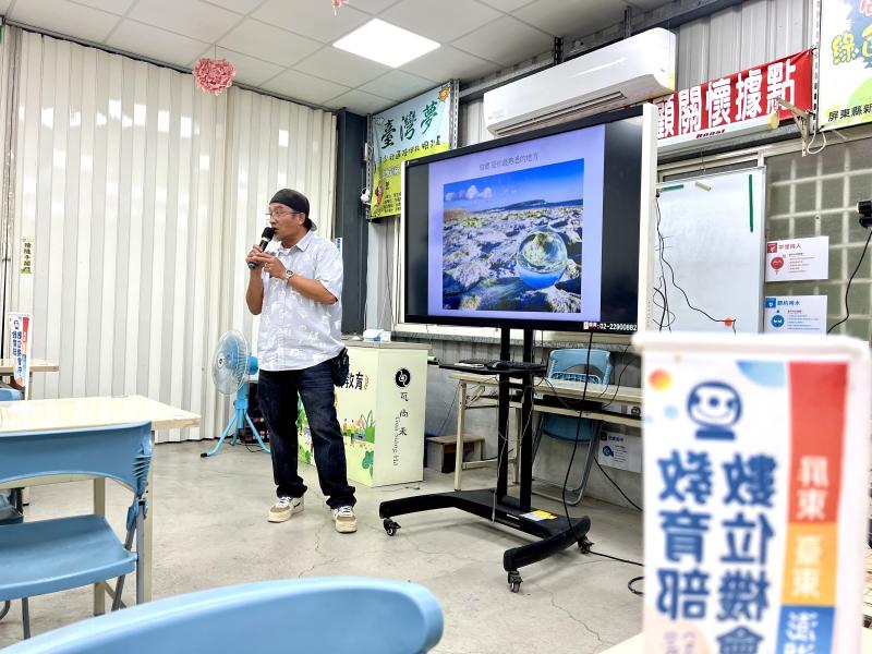 講座邀請來自屏東車城、長年投入地方紀錄的返鄉攝影師殷竹生擔任主講。