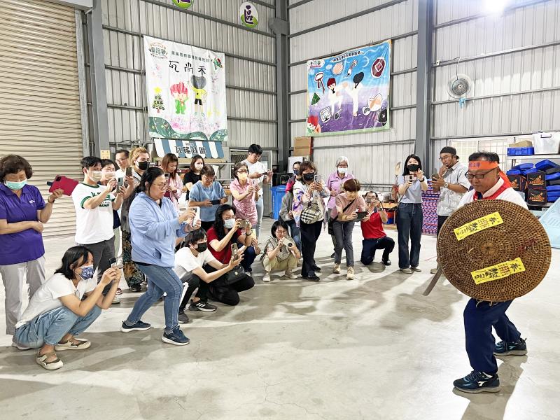 為了深化學習，課程規劃兩場實作練習。第一場「地方人物與文化」，邀請厦蚶傳古宋江協會成員作為拍攝主角。