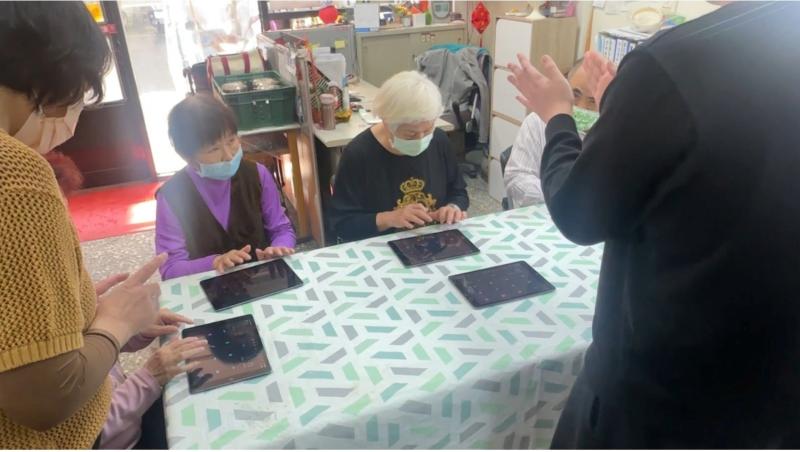 長者們利用幾堂課程，學會運用電子樂器演奏歌曲