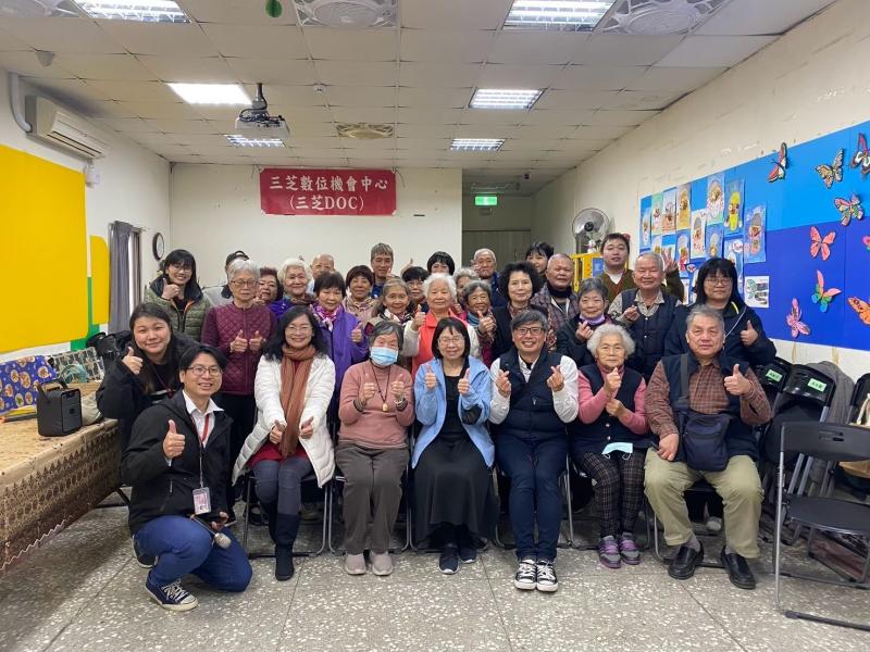 3月17日北桃金區數位機會中心工作會議中，安排與會者參訪三芝DOC據點，全員大合照。