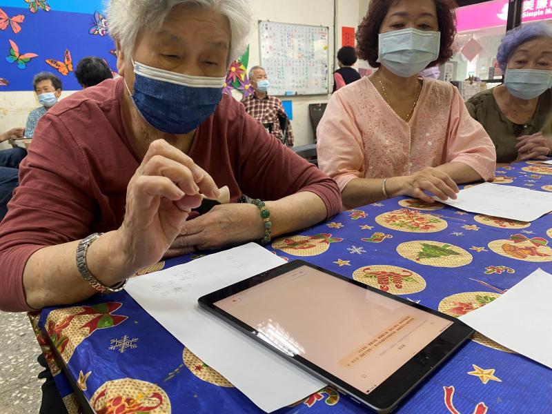 長輩學習使用生活應用app
