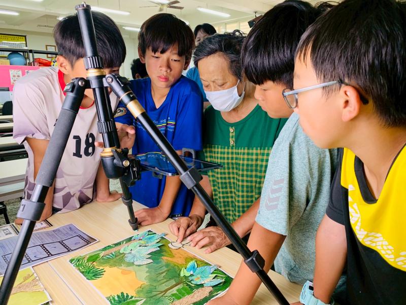 文健站長者與國小生一同操作角色動作