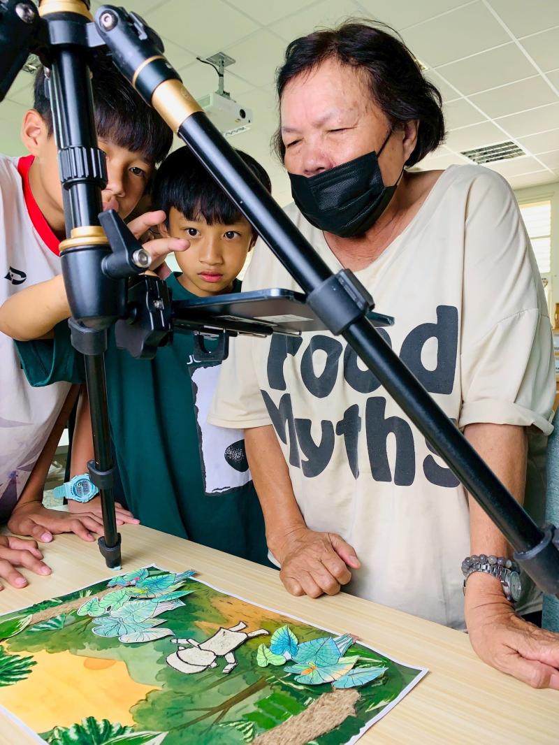 文健站長者與國小生一同拍攝定格動畫