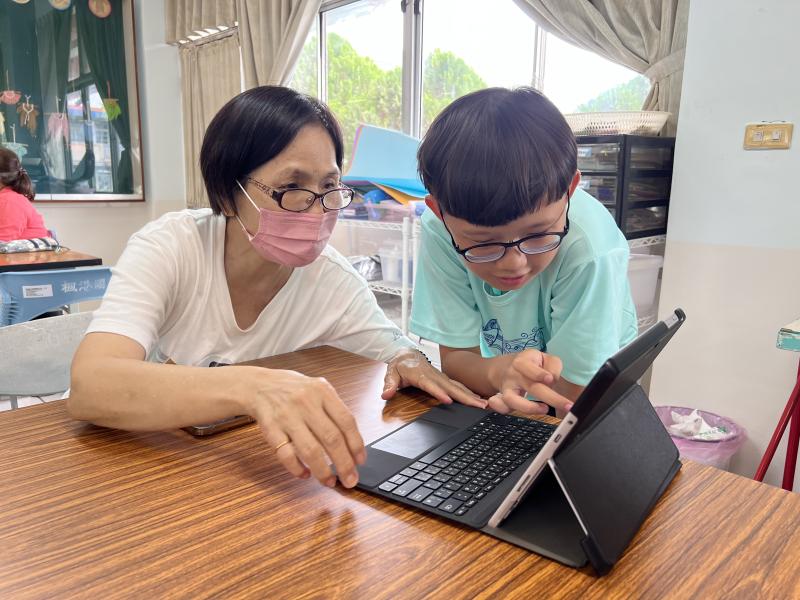 枋山DOC持續攜手楓港國小，透過創新數位課程，帶領學童和長輩們重新認識並愛上自己的家鄉。