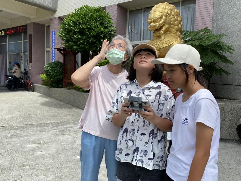 代間學習課程，一位長輩搭配兩位學童，共同操作空拍機，從空中俯瞰楓港的每一個角落。