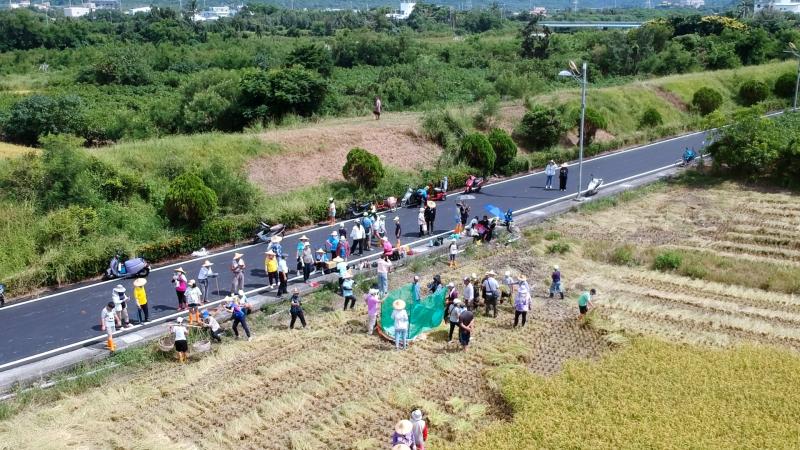 孩子牽長輩手，透過空拍機的鏡頭，楓港的美麗記憶被重新喚醒，並以全新的形式傳承下去。