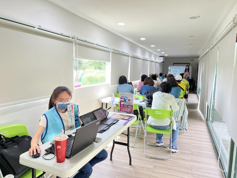 與屏東縣政府環保局合作，結合海豐濕地環境教育場域的志工培訓計畫，藉由活動聚集人潮的機會，大幅提升了行動諮詢服務的曝光度與效益。