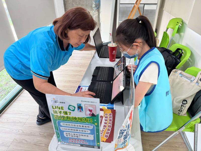 內埔DOC共同參與，主動走入人群與民眾進行互動，針對「數位生活應用」主題，提供深入的Line 功能諮詢服務，即時為民眾解決數位使用上的各種疑難雜症。