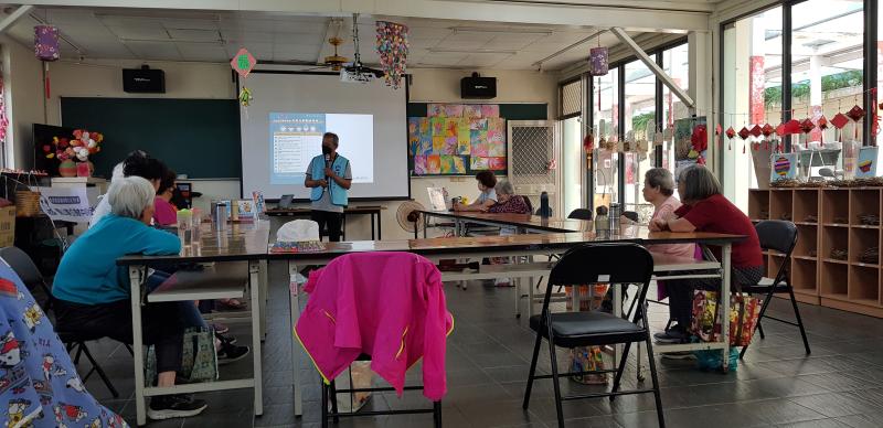 與關山DOC到合作據點-電光社區宣傳手機守護工具。