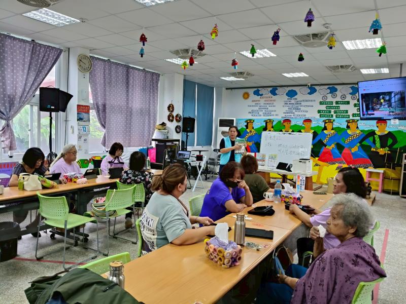 在合作據點-南興村活動中心開行動分班課程前,與學員們分享手機守護工具相關資訊。