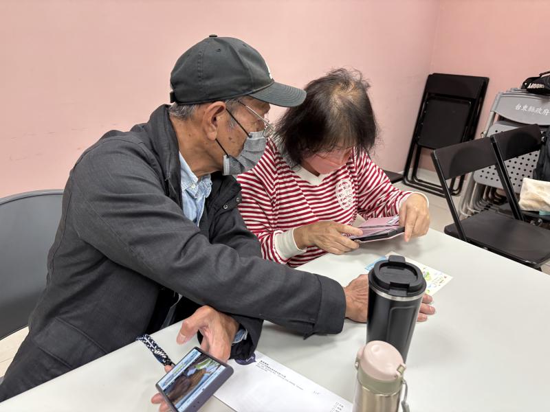 關山DOC執秘和老師，嘗試掃描明信片讓平面物件變成立體。