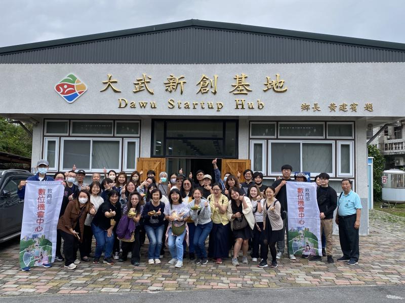 東東澎夥伴於大武新創基地,聽大武DOC和新埤DOC遊程分享之交流大合照。