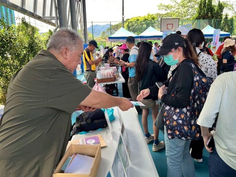 現場推廣了多項實用資訊，包括常見的防詐騙手法解析、數位健保卡申辦與應用、手機支付教學等，讓民眾提升數位生活安全與便利。