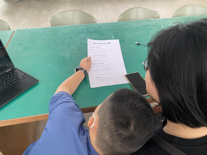 孩子和爸媽相互討論如何設定合理的手機使用規範。