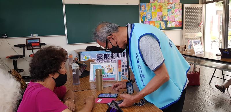 關山DOC秘書長為徵求民眾同意下，協助解決手機困難。