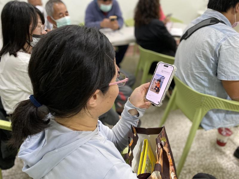 學員體驗AI生圖工具，發現人像超級逼真。