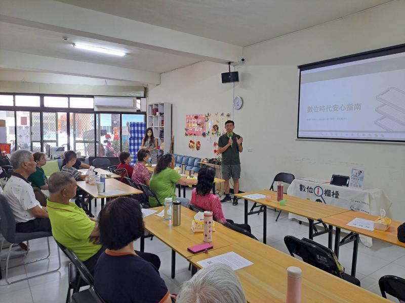 林智國組長宣導家長可透過設定監護功能，瞭解子女的網路使用情形，也避免子女遭受網路詐騙或接觸不當內容。