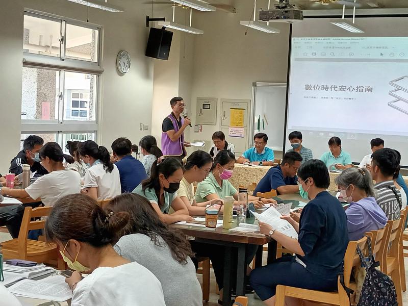 林智國組長於教師會議期間進行家長監護子女手機的宣導，協助學校教師與家長建立更緊密的合作關係，共同關心學生的學習以及幫助建立其良好的手機使用習慣