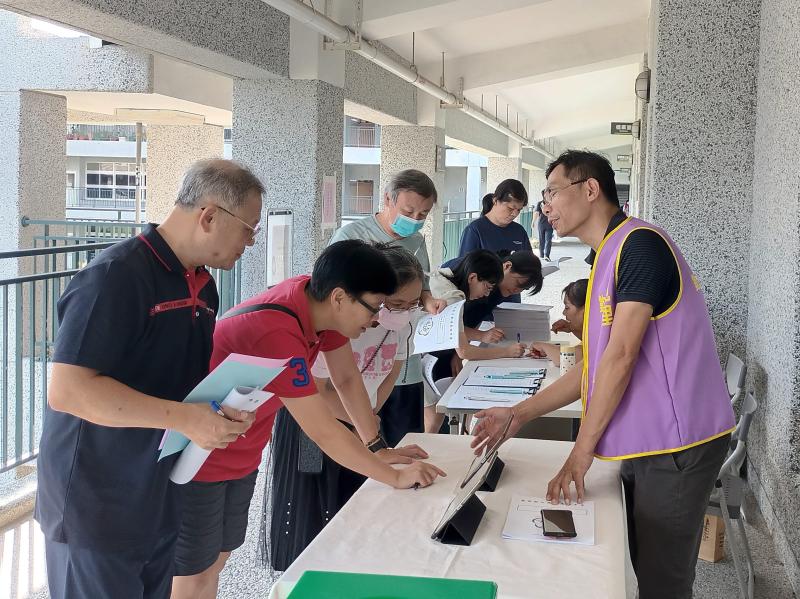 於會場外設置行動諮詢服務台，協助師長們瞭解家長監護軟體的實務操作