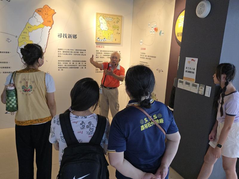 詔安客家文化館導覽志工李連增組長擔任導覽解說