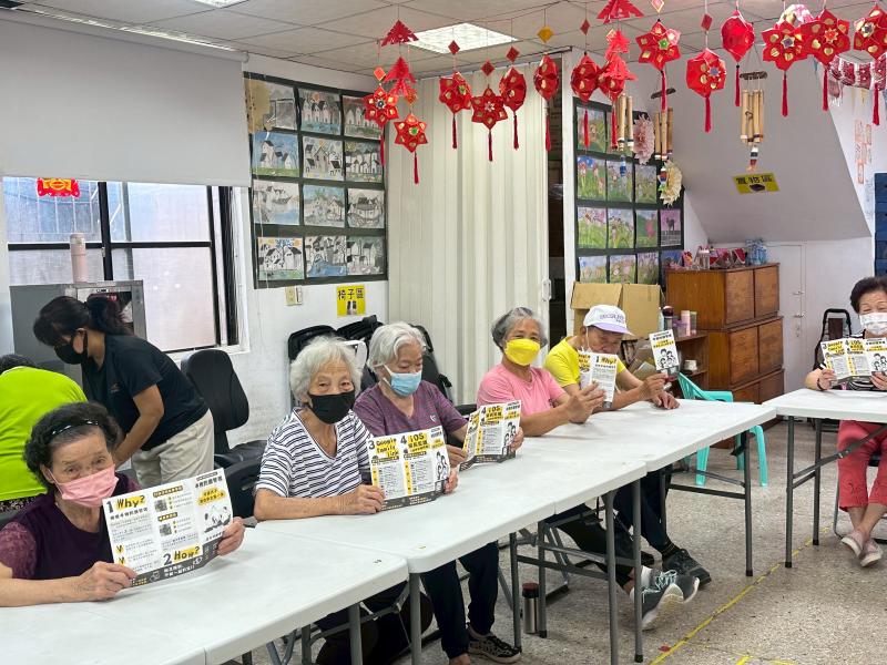 DOC向在場家長與長者們介紹如何透過手機設定