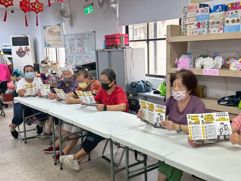 與會長者們普遍認同這項推廣的重要性，認真學習手機防護工具