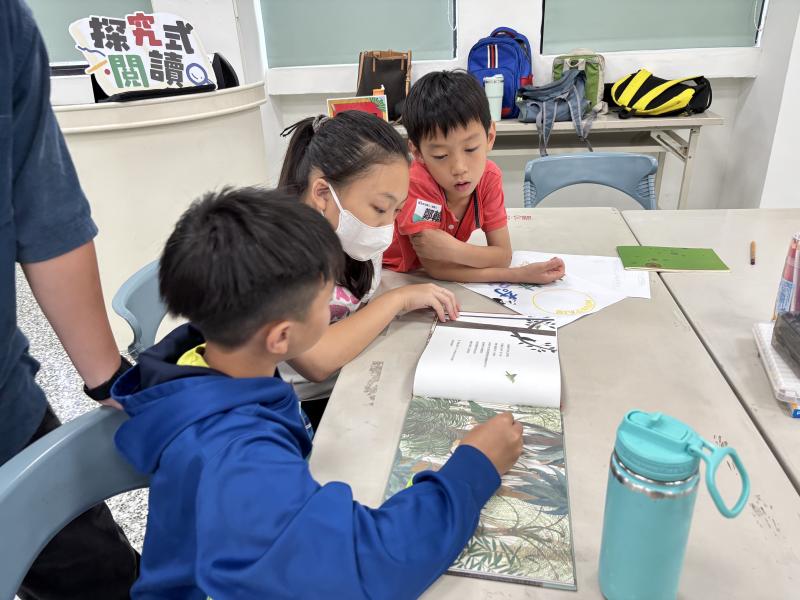 學員一同閱讀繪本