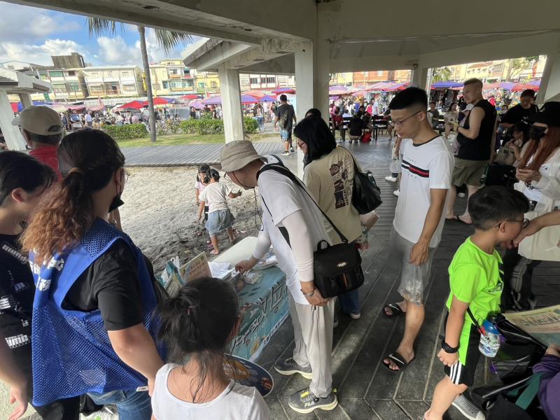 旗津DOC設立攤推廣攤位吸引民眾駐足觀看