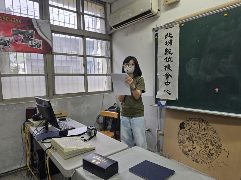 數位中心的AI講師則引導大家運用生成式AI