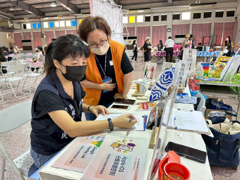 和身為三個孩子的公所民政課課長介紹教育部目前推廣的防護軟體