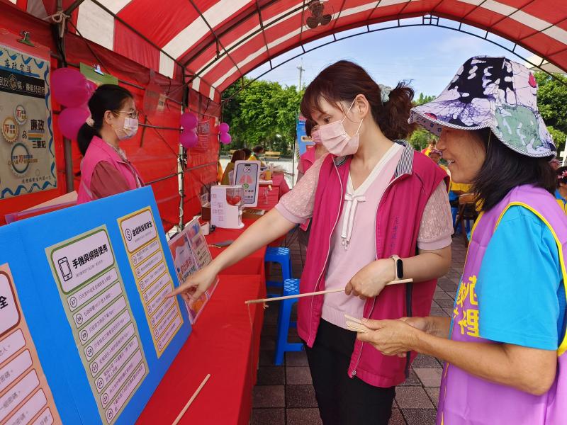 民眾正在參與防詐騙知識的答題活動