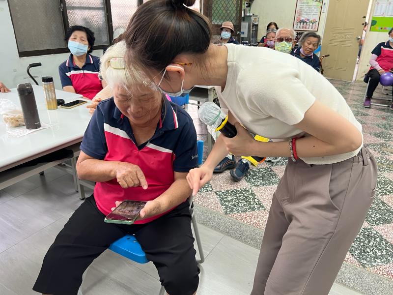 長者透過隨時隨地都能進行的自我訓練，不僅能夠實質減少受騙的機率，趣味的動腦過程也兼具了預防失智的益處，讓長者在娛樂中激發腦力。