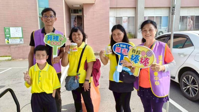 活動現場的有獎徵答活動，參與民眾只要回答正確，就能現場製作一個屬於自己的馬克杯