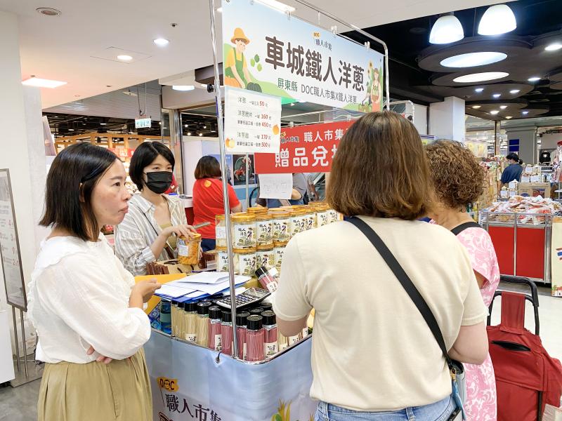 市集還特別推出車城DOC鐵人洋蔥的期間限定消費贈送活動，成功吸引了大量人潮，創造了可觀的互動與買氣。