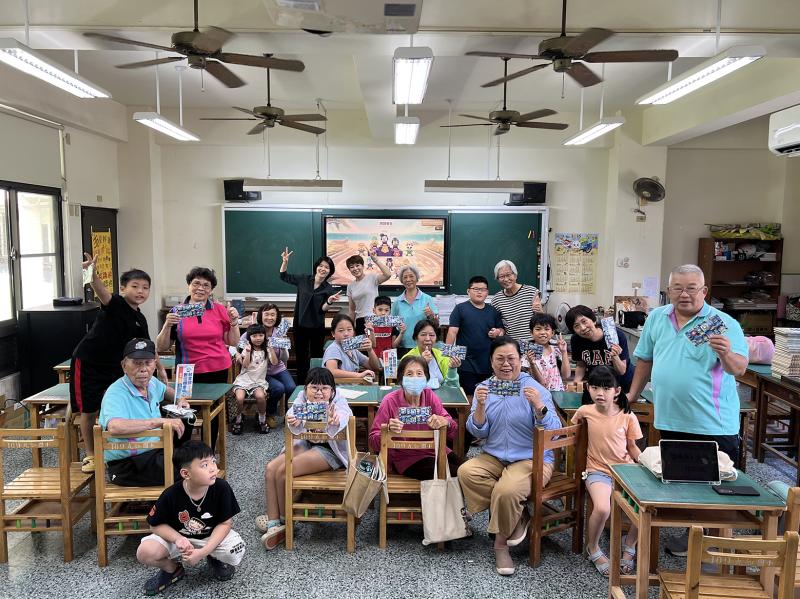 活動結束後，祖孫們歡喜合影，為這場充滿笑聲的共學時光畫下美好句點