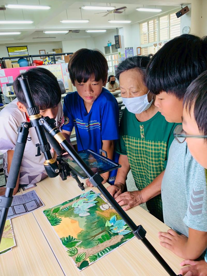 長輩與國小生一起操作定格動畫