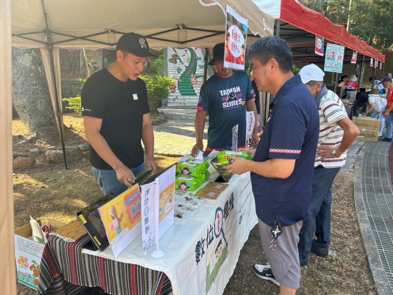 家庭親子手機防護功能宣導部分，則示範如何啟用手機的「家長監護設定」，包括限制上網時間、設定應用程式分級與內容過濾等功能，協助家長守護孩子的使用安全。許多家長表示，以前只知道「要盯著孩子用手機」，但今天學會了更聰明、更安心的方式，感覺真的受益