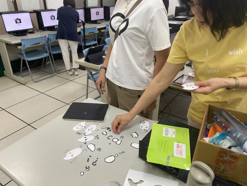 學員在使用紙張製作逐格