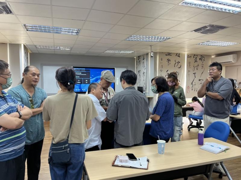 學員們圍觀操作